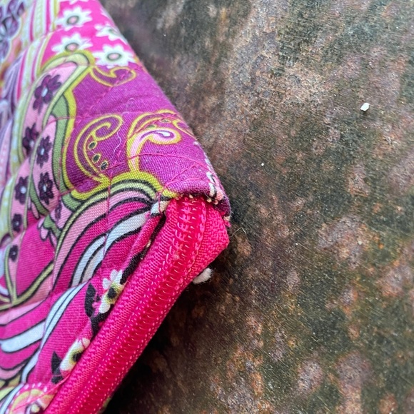 Vera Bradley Very Berry Paisley Pattern Zip-Around Quilted Wallet/Wristlet - Picture 9 of 11